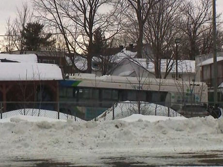 Chiếc xe buýt đâm vào nhà trẻ ở thành phố Laval. (Nguồn: Ctvnews)
