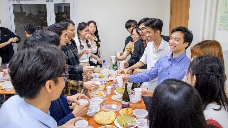 Lưu học sinh quây quần bên mâm cơm Tết truyền thống. (Ảnh: Huy Hoàng)