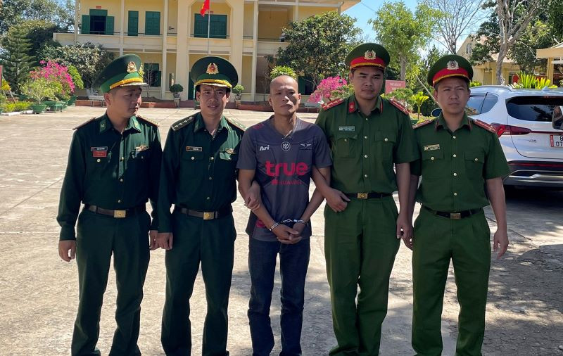 Đối tượng Vi May Ỏn (ở giữa) bị bắt ngay khi bị trao trả về Việt Nam.