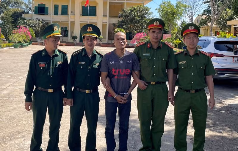 Đối tượng Vi May Ỏn (ở giữa) bị bắt ngay khi bị trao trả về Việt Nam.