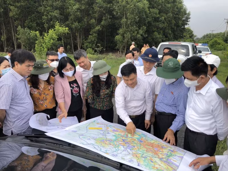 Đại diện Ủy ban Kinh tế của Quốc hội và lãnh đạo tỉnh Đồng Nai khảo sát khu vực xây dựng dự án đường cao tốc Biên Hòa-Vũng Tàu.