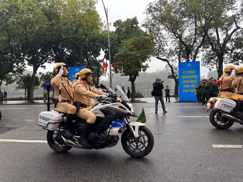 Lực lượng Cảnh sát giao thông tham gia diễu hành tại lễ ra quân.