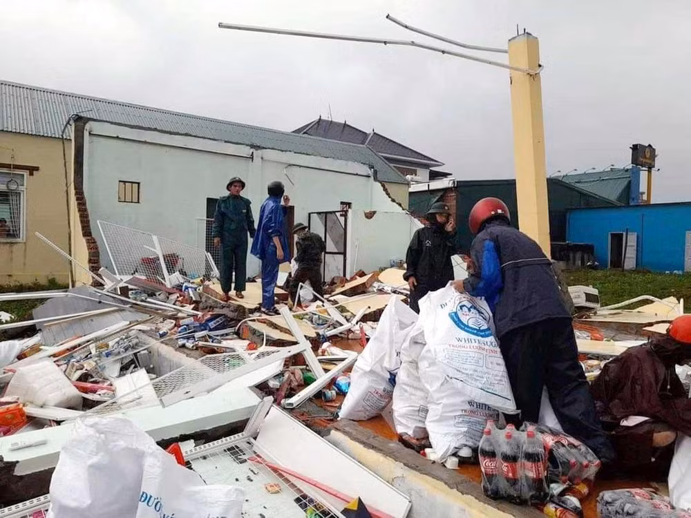 Lực lượng chức năng hỗ trợ người dân thị trấn Cửa Việt, huyện Gio Linh, tỉnh Quảng Trị khắc phục hậu quả lốc xoáy chiều 27/9. (Ảnh TIẾN THÀNH)