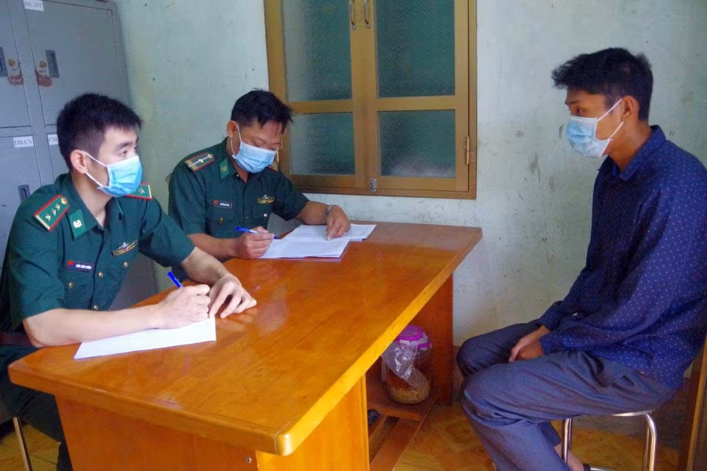 Cán bộ Đồn Biên phòng Xín Cái (huyện Mèo Vạc) lấy lời khai của đối tượng tổ chức cho người khác trốn đi nước ngoài.