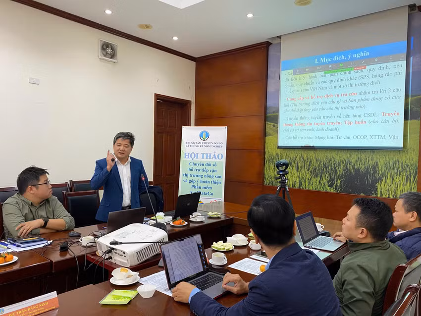 Giám đốc Trung tâm Kiểm nghiệm, kiểm chứng và dịch vụ chất lượng Trần Đăng Ninh trình bày tham luận.