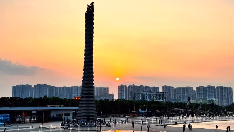 Bảo tàng Lịch sử Quân sự Việt Nam thu hút đông đảo khách tham quan. (Ảnh NGUYỄN ĐĂNG)