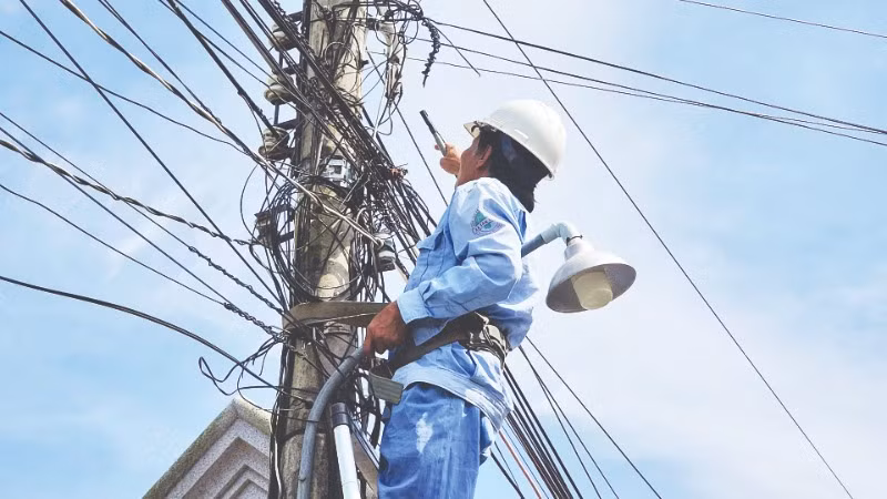 Nhân viên Hợp tác xã tiêu thụ điện Tân Thanh kiểm tra lưới điện trên địa bàn quản lý.