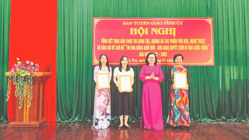 Lãnh đạo Ban Tuyên giáo Tỉnh ủy Bến Tre trao Giải A, tặng nhóm tác giả đoạt giải.