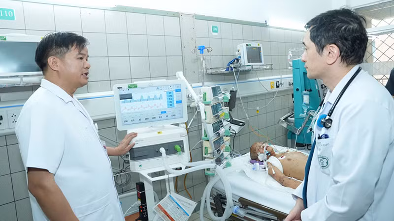 Trao đổi, đánh giá công tác chăm sóc, điều trị cho người bệnh tại Bệnh viện Bạch Mai. (Ảnh: THẾ ANH)