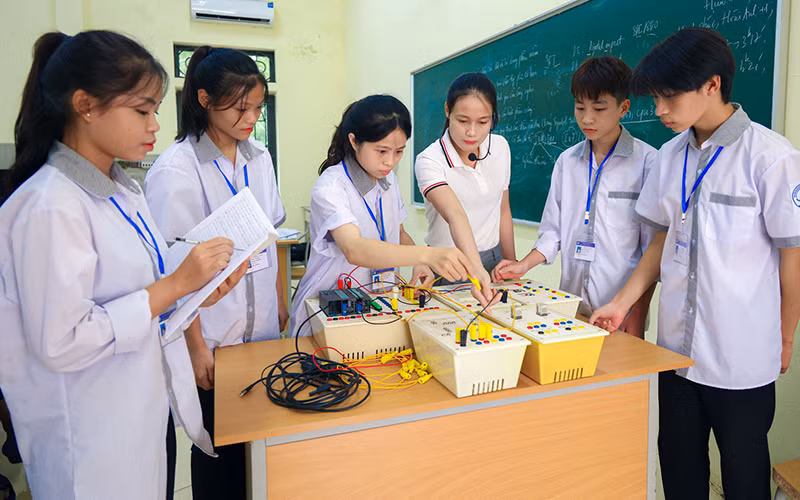 Giáo viên Trung tâm Giáo dục nghề nghiệp - Giáo dục thường xuyên huyện Yên Lạc (Vĩnh Phúc) hướng dẫn học sinh thực hành kỹ năng nghề. (Ảnh TRÀ HƯƠNG)