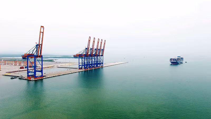 Hệ thống cẩu siêu lớn do DoosanVina Quảng Ngãi sản xuất đang hoạt động hiệu quả tại cảng Gemalink.