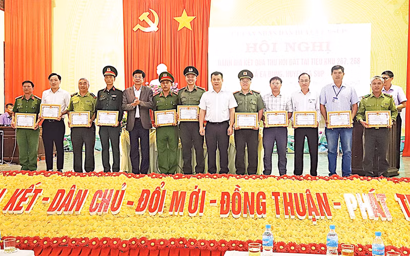 Ủy ban nhân dân huyện Ea Súp tặng giấy khen cho các cá nhân có thành tích trong công tác thu hồi đất lâm nghiệp tại tiểu khu 267, 268 xã Ea Bung.