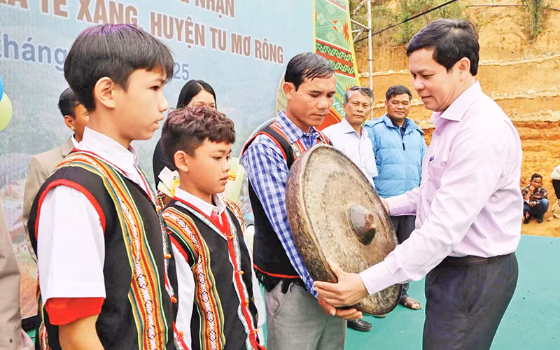 Phó Bí thư Tỉnh ủy Kon Tum Nguyễn Đức Tuy tặng bộ chiêng quý cho làng Tu Thó để làm du lịch.