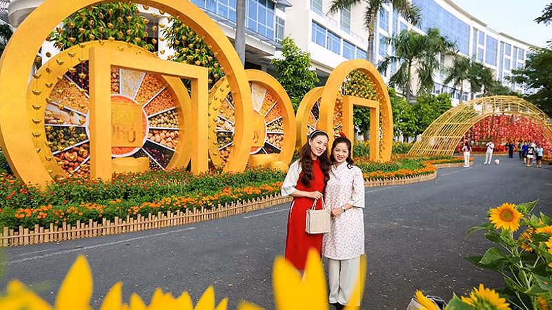 Đường hoa xuân Phú Mỹ Hưng, Thành phố Hồ Chí Minh. Ảnh: NHẬT THỊNH