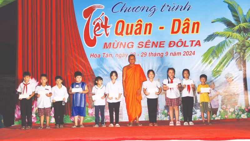 Trao học bổng, tặng học sinh vượt khó, học giỏi xã Hòa Tân, huyện Cầu Kè, tỉnh Trà Vinh.