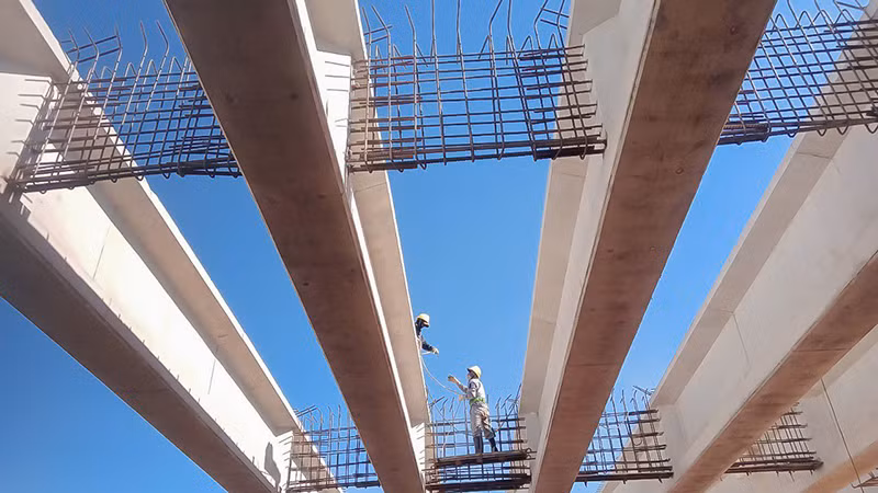 Nhà thầu triển khai thi công hạng mục cầu trên tuyến cao tốc bắc-nam.