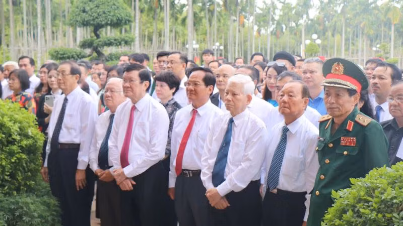 Các đồng chí nguyên lãnh đạo Đảng, Nhà nước và lãnh đạo huyện Hóc Môn tưởng nhớ các chiến sĩ, đồng bào đã hy sinh. (ảnh: THANH DUYÊN)