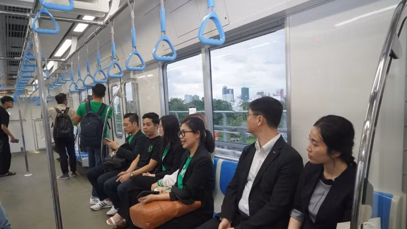 Người dân Thành phố hào hứng trải nghiệm tuyến metro số 1 trước ngày vận hành chính thức.
