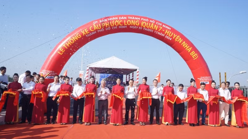 Lãnh đạo Thành phố Hồ Chí Minh cắt băng khánh thành cầu Phước Long nối quận 7 và huyện Nhà Bè, sáng 30/12. (Ảnh: THẾ ANH) 