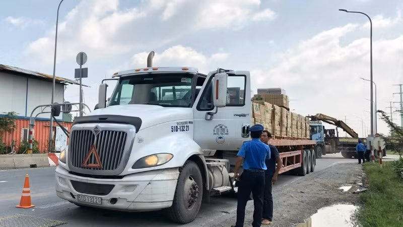 Thanh tra giao thông kiểm tra xe container tại đường Võ Chí Công, thành phố Thủ Đức, thời điểm chưa thực hiện thí điểm phạt nguội.
