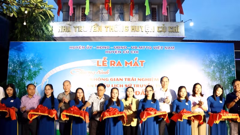 Lãnh đạo Thành phố Hồ Chí Minh tham dự lễ ra mắt Chương trình không gian trải nghiệm sân khấu lịch sử truyền thống “Đất thép”- Địa đạo an toàn nhất là lòng dân, tối 12/12.