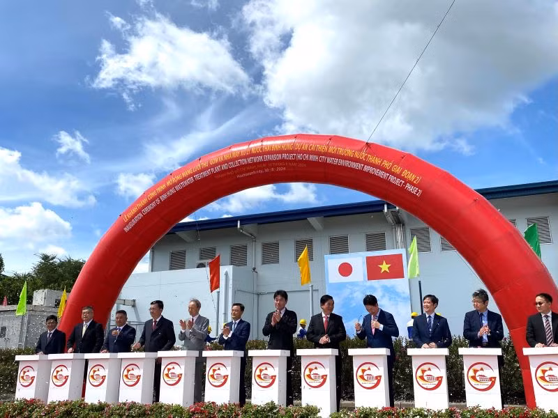 Lãnh đạo Thành phố Hồ Chí Minh và phía Nhật Bản tham gia nghi thức khánh thành Nhà máy xử lý nước thải Bình Hưng giai đoạn 2. (Ảnh: QUÝ HIỀN)