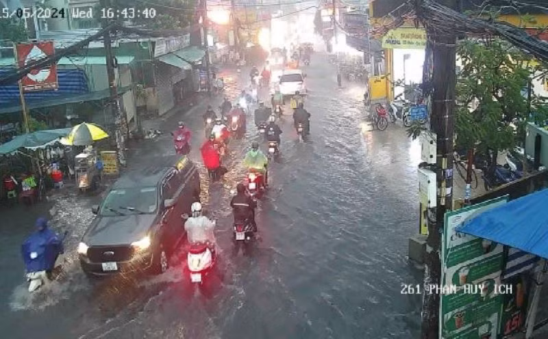 Đường Phan Huy Ích, quận Gò Vấp ngập chiều 15/5 sau cơn mưa như trút nước