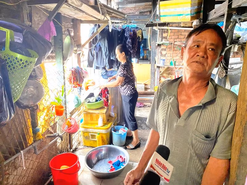 Gia đình bà Nguyễn Thị Giỏi, ngụ 579A Nguyễn Duy, phường 12, quận 8, thuộc diện di dời của dự án cải tạo bờ bắc kênh Đôi. (Ảnh: QUÝ HIỀN)