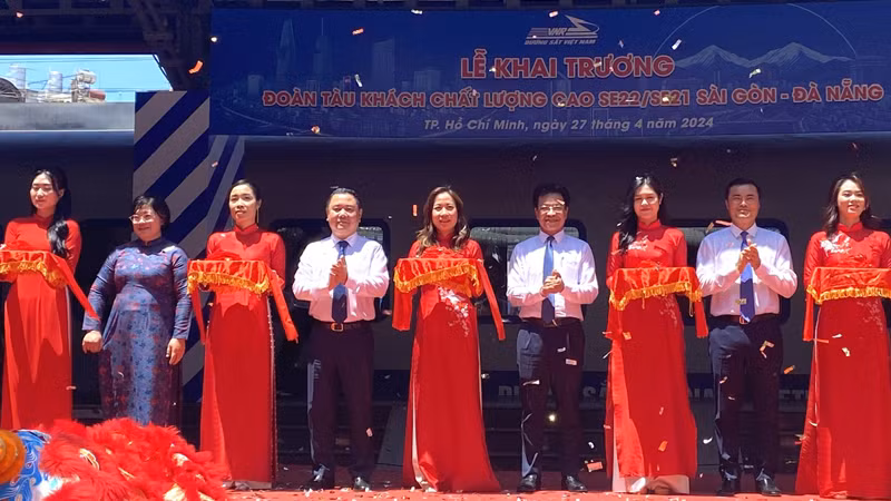 Phó Chủ tịch Uỷ ban nhân dân Thành phố Hồ Chí Minh Bùi Xuân Cường cùng dự lễ khai thác đoàn tàu chất lượng cao Sài Gòn-Đà Nẵng