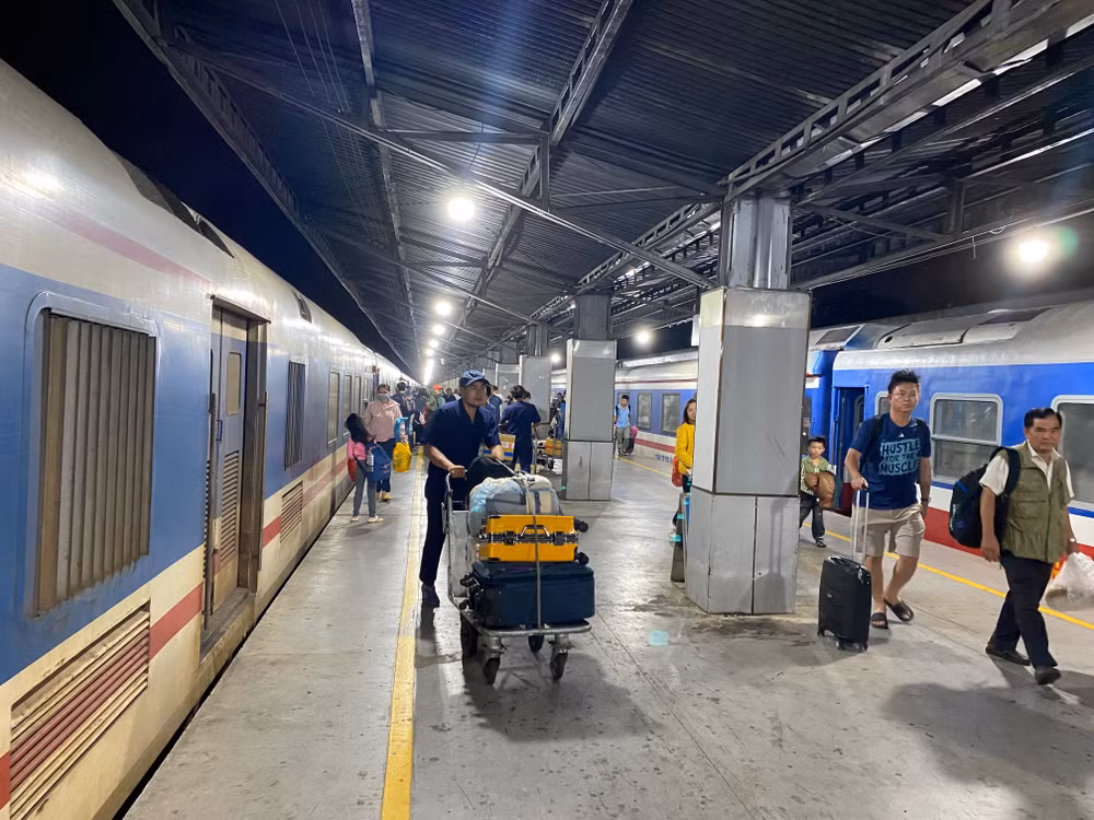 Hành khách đi tàu.