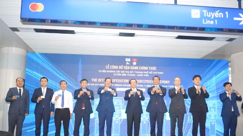 Lãnh đạo Thành phố Hồ Chí Minh công bố vận hành chính thức tuyến metro số 1 Bến Thành-Suối Tiên sáng 22/12. (Ảnh: THẾ ANH) 