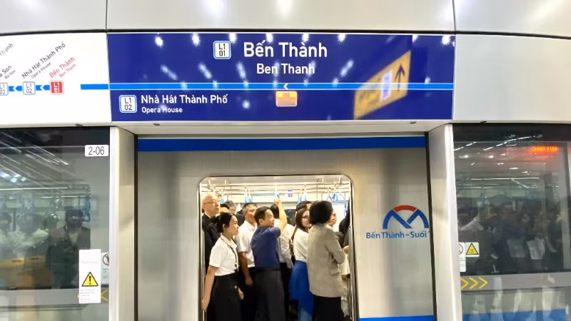Hành khách vui vẻ cùng đoàn tàu metro số 1 lăn bánh từ ga Bến Thành. (Ảnh: QUÝ HIỀN)