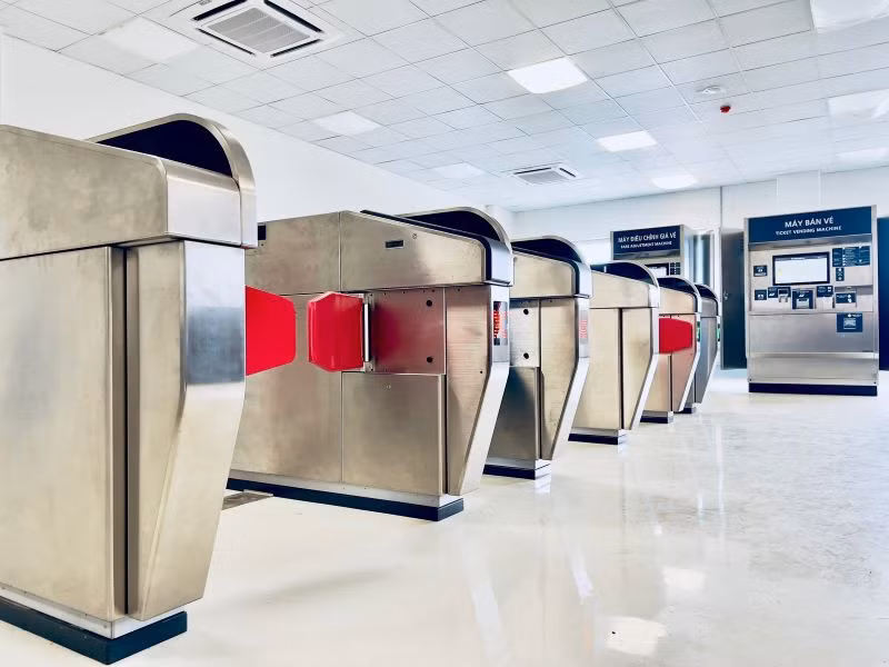 Máy đọc thẻ khi lên tàu metro.