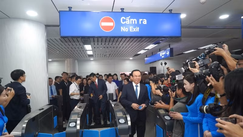 Bí thư Thành ủy Thành phố Hồ Chí Minh Nguyễn Văn Nên dùng thẻ đi metro lên chuyến tàu lăn bánh sáng 22/12. (Ảnh: THẾ ANH)