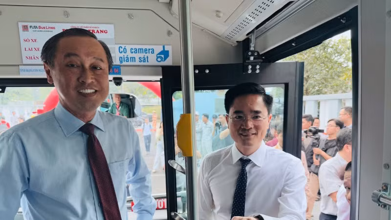 Gíam đốc Sở Giao thông vận tải Thành phố Hồ Chí Minh Trần Quang Lâm (bìa phải) cùng trải nghiệm xe buýt điện.