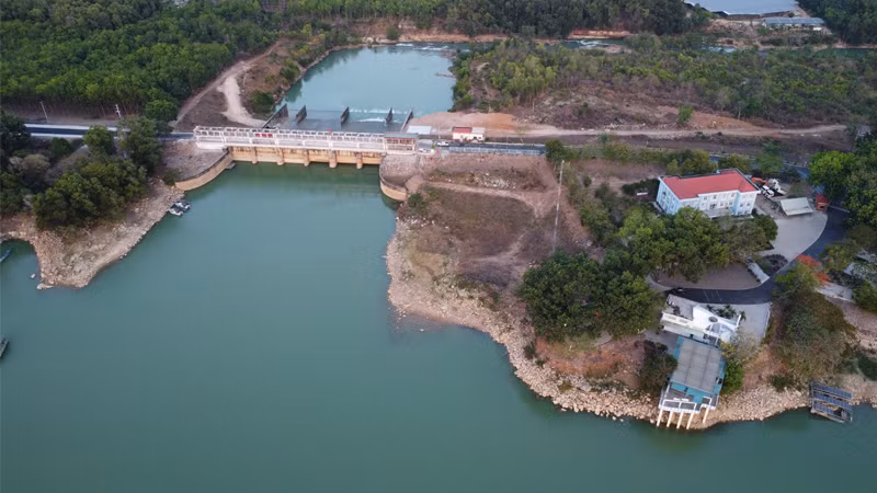 Hệ thống cống xả trên hồ Dầu Tiếng.