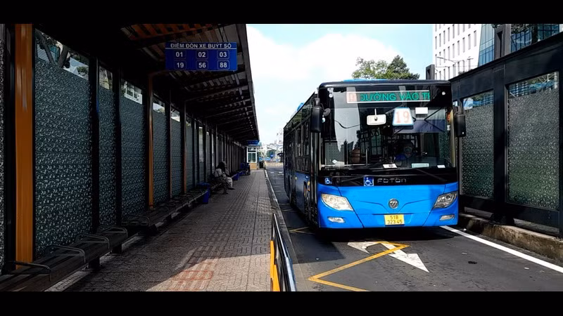 Một tuyến xe buýt có trợ giá đón khách tại trạm Hàm Nghi, quận 1.