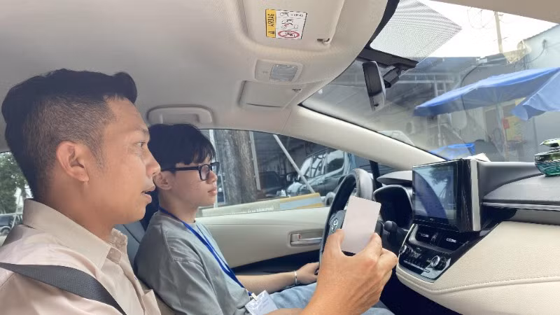 Thí sinh trong giờ học thực hành lái xe ô tô. (Ảnh: QUÝ HIỀN)