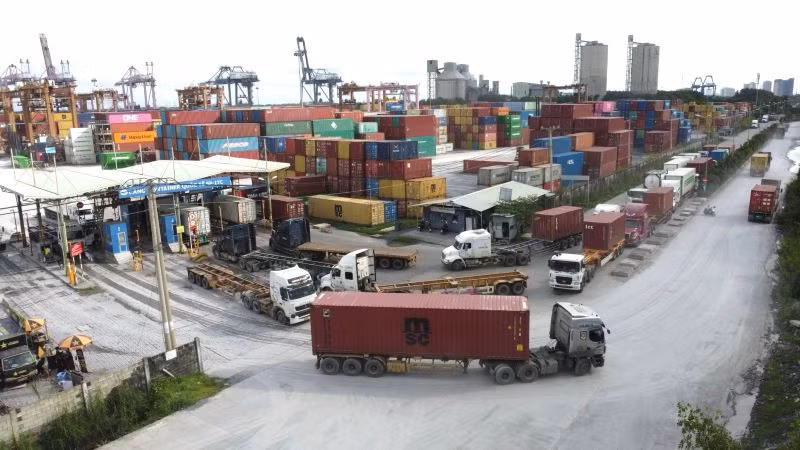 Bốc dỡ, vận chuyển hàng hóa tại Cảng Container Quốc tế SP-ITC. (Ảnh: QUÝ HIỀN)