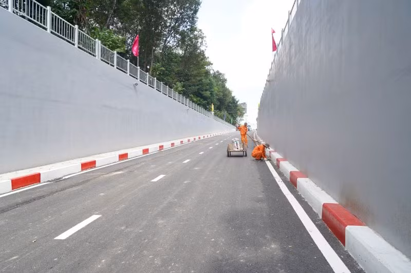 Hầm chui Trần Quốc Hoàn có chiều dài 400m thông hướng công trình Nhà ga T3 sân bay Tân Sơn Nhất. (Ảnh: QUÝ HIỀN)