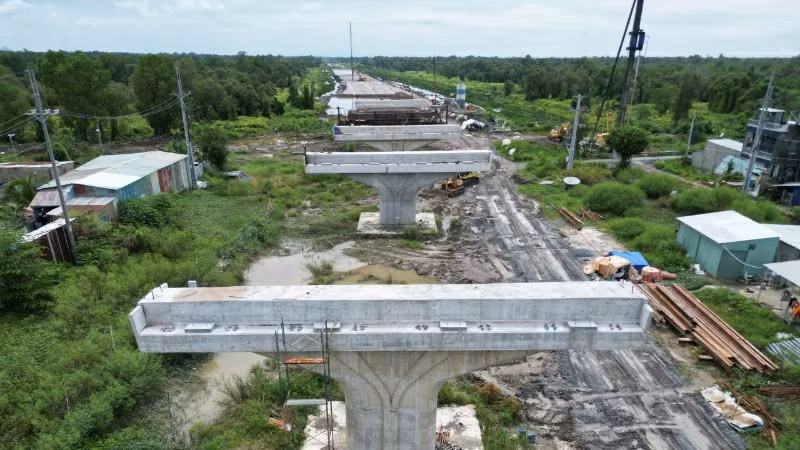 Thi công đường Vành đai 3 Thành phố Hồ Chí Minh, đoạn qua địa bàn huyện Hóc Môn. (Ảnh: THẾ ANH)