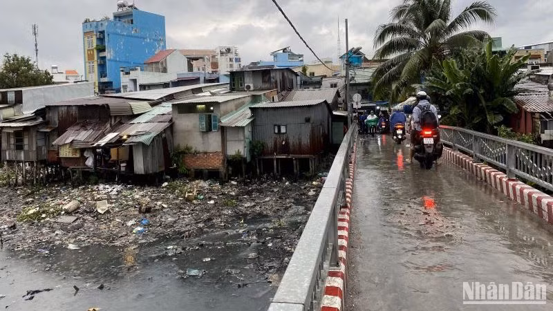 Hiện trạng ô nhiễm môi trường tại khu vực rạch Xuyên Tâm, quận Bình Thạnh. (ảnh: QUÝ HIỀN)