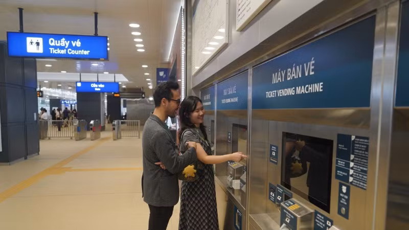 Máy bán vé tại các nhà ga của tuyến Metro Bến Thành-Suối Tiên. Giai đoạn đi miễn phí khách sẽ được Mastercard phát thẻ đi tàu. (Ảnh: THẾ ANH)