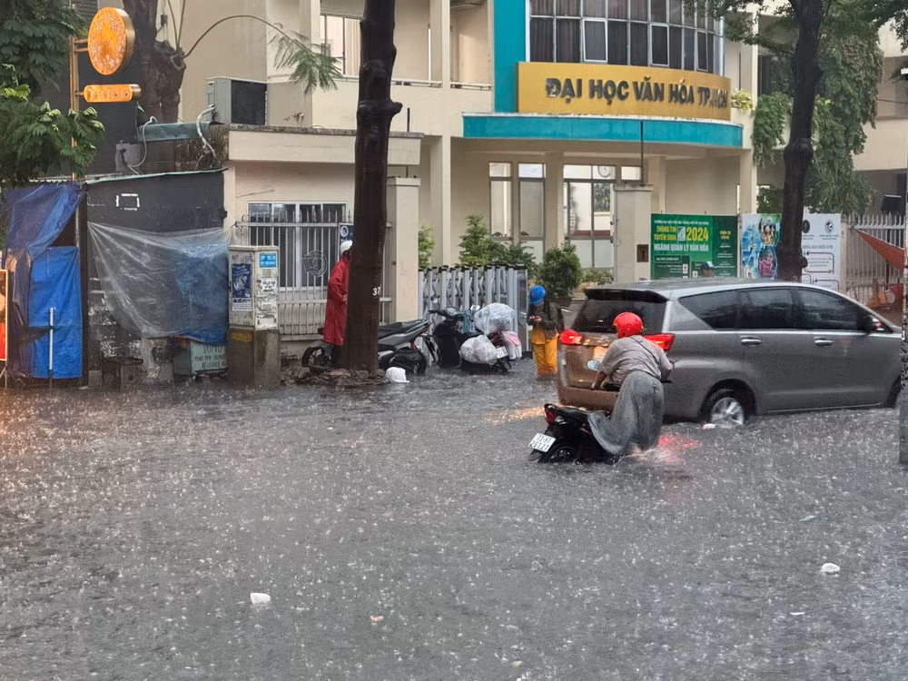 Phương tiện di chuyển khó khăn trước Đại học Văn hoá, phường Thảo Điền, thành phố Thủ Đức