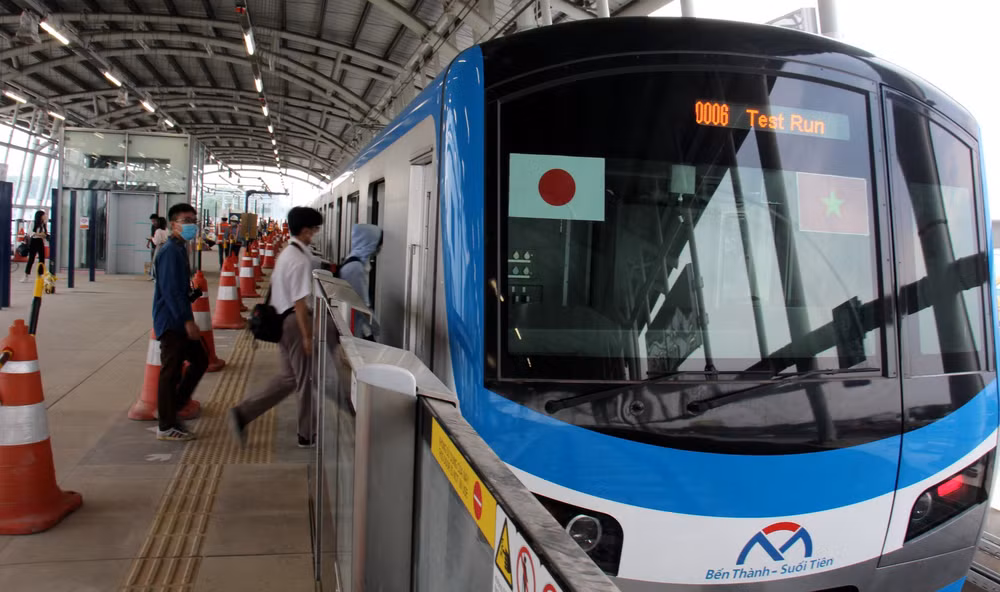 Giá vé đi tuyến Metro số 1, Bến Thành-Suối Tiên từ 6.000 đến 19.0000 đồng/vé lượt, nếu sử dụng thẻ thanh toán. (Ảnh: QUÝ HIỀN)