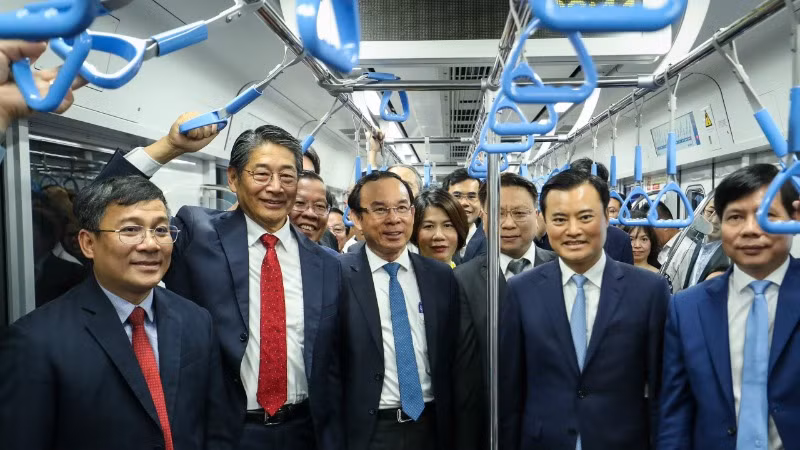 Bí thư Thành ủy Thành phố Hồ Chí Minh cùng Đại sứ đặc quyền mệnh toàn quyền Nhật Bản tại Việt Nam và đi trên chuyến metro số 1. (Ảnh: THẾ ANH)