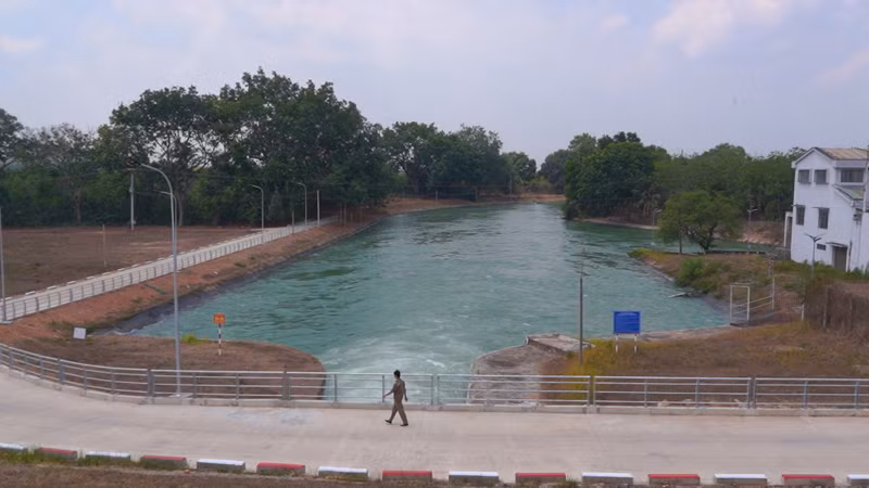 Hệ thống cống xả của hồ Dầu Tiếng qua các kênh tiêu dẫn vào nội đồng phục vụ sản xuất và sinh hoạt.