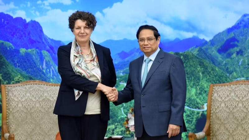 Thủ tướng Phạm Minh Chính và Đại sứ Đức tại Việt Nam Helga Margarete. (Ảnh: Trần Hải) 