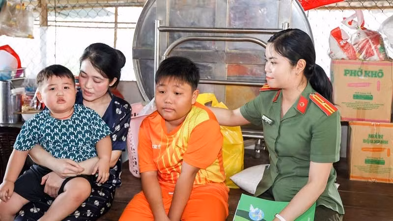 Công an thành phố Cần Thơ thăm hỏi, tặng quà các con đỡ đầu.