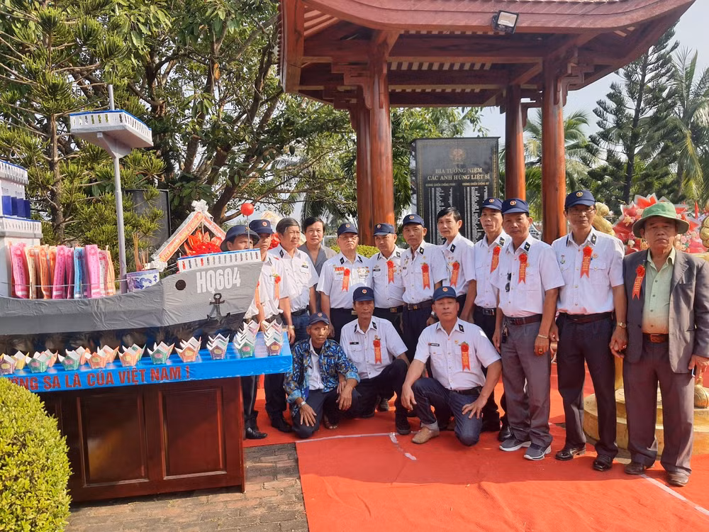 Anh em đồng đội về dự lễ tưởng niệm các chiến sĩ Gạc Ma tại Đà Nẵng. Anh em đồng đội về dự lễ tưởng niệm các chiến sĩ Gạc Ma tại Đà Nẵng.